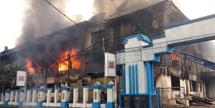 معترضان، پارلمان محلی «پاپوآی غربی» در اندونزی را به آتش کشیدند
