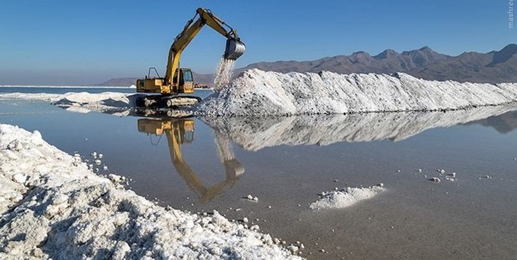 برداشت نمک از دریاچه ارومیه با مجوز محیط زیست امکان‌پذیر است