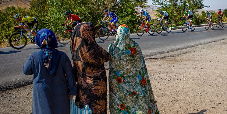 حاشیه‌های روز سوم تور: تشویق دوچرخه‌سواران در مسیر/‌پرچم تراکتور در خط پایان