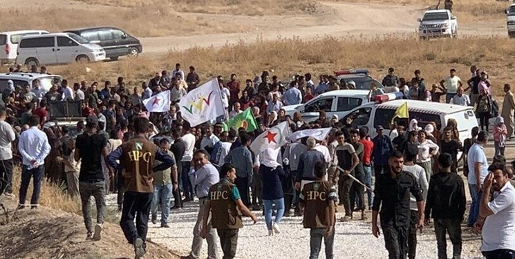 تصاویر | تجمع هزاران سوری مقابل یک پایگاه آمریکایی در مرز ترکیه