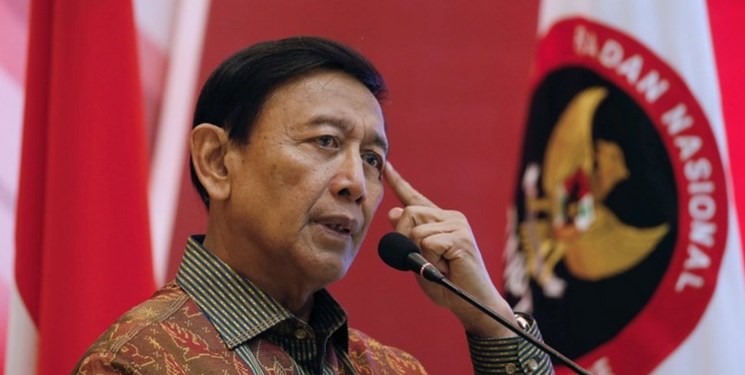 عکس و فیلم| حمله با چاقو به وزیر امنیت اندونزی