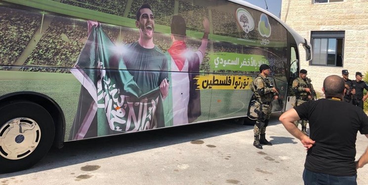 تیم ملی عربستان با اسکورت رژیم صهیونیستی وارد فلسطین شد+تصاویر