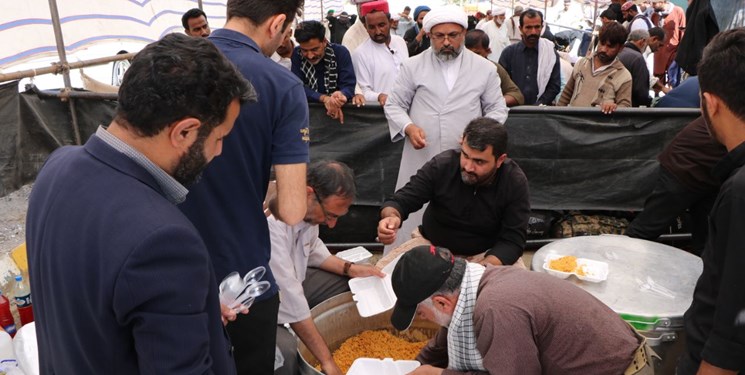 طبخ و توزیع ۷۰۰ هزار وعده غذایی گرم توسط آستان قدس رضوی در مرز مهران