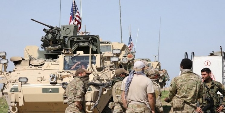 خروج نظامیان آمریکا از یک پایگاه نظامی در عین‌العرب سوریه