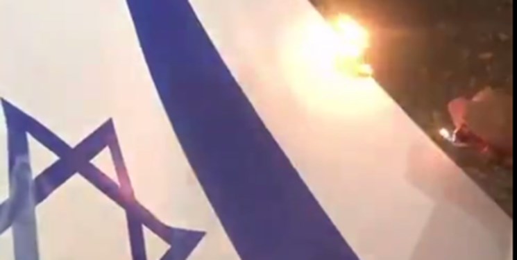 آتش زدن پرچم رژیم صهیونیستی در بیروت و سر دادن شعار «مرگ بر اسرائیل»