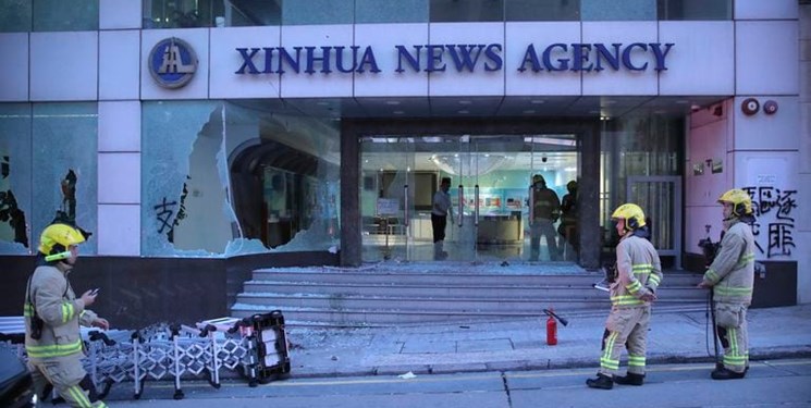 حمله معترضان هنگ‌کنگی به دفتر خبرگزاری چینی «شینهوا»