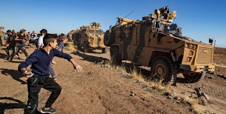 فیلم | اعتراض به کاروان نظامی ترکیه با سنگ و تخم‌مرغ در شمال سوریه