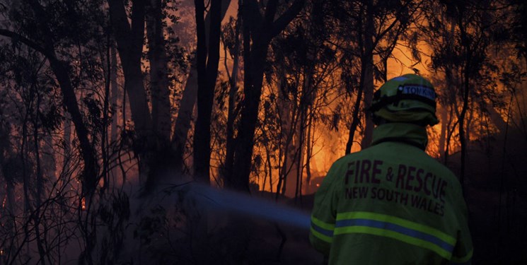 عکس | آتش‌سوزی در استرالیا با حداقل سه کشته و ۳۰ زخمی