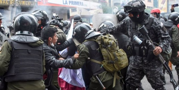 تشدید اعتراضات به انتخاب «آنز» بعنوان رئیس‌جمهور موقت بولیوی؛ یک نفر کشته شد