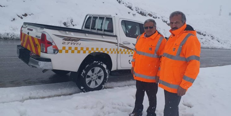 امدادرسانی به ۲۳ خودروی گرفتار در برف مهدی‌شهر/ راهداران در آماده‌باش