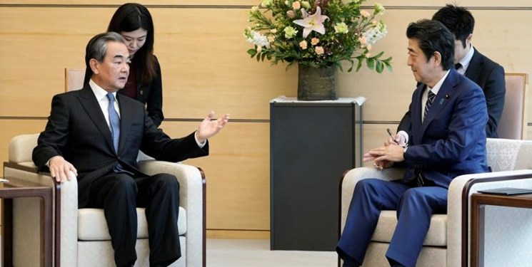 وزیر خارجه چین بعد از دیدار با «آبه»: هنگ‌کنگ بخشی از چین باقی می‌ماند