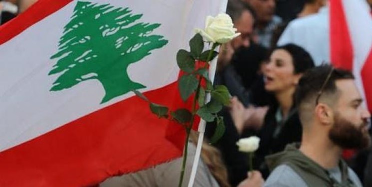 عکس| چهل‌وششمین روز تظاهرات لبنان، زنان با گُل به میدان آمدند
