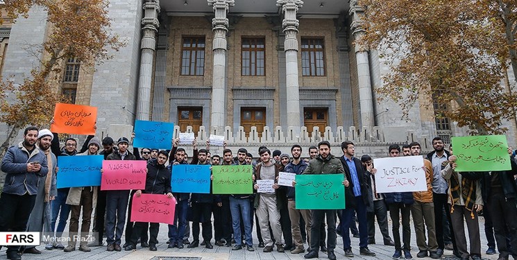 تجمع دانشجویان در حمایت از شیخ زکزاکی/ درخواست تجمع‌کنندگان برای خروج وزات‌خارجه از موضع انفعال