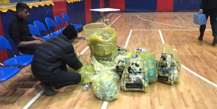 جمع آوری زباله توسط هواداران بسکتبال گرگان پس از دیدار برابر شهرداری بندرعباس
