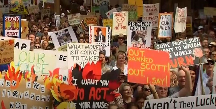 تظاهرات ضددولتی در استرالیا/ادامه تخلیه مناطقی گسترده با ادامه آتش‌سوزی‌های مهیب