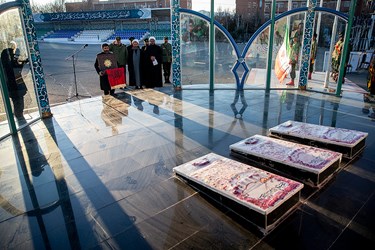 اهدای پرچم یالثارات الحسین مسجد جمکران به دانشگاه امام حسین