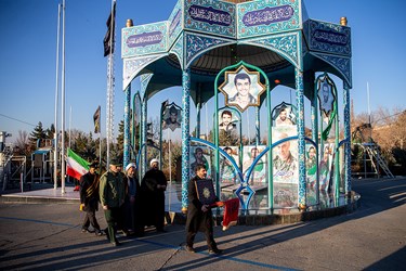 اهدای پرچم یالثارات الحسین مسجد جمکران به دانشگاه امام حسین