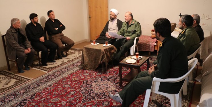 حضور فرمانده سپاه اصفهان در منزل شهید سانحه هواپیما