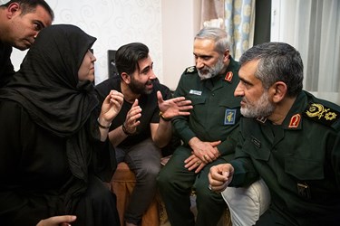 دیدار سردار حاجی زاده با خانواده شهیده فاطمه محمودی
