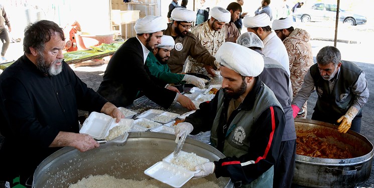 خدمت‌رسانی خادمان امام رضا (ع) به سیل‌زدگان/ توزیع روزانه 15 هزار پرس غذا+عکس