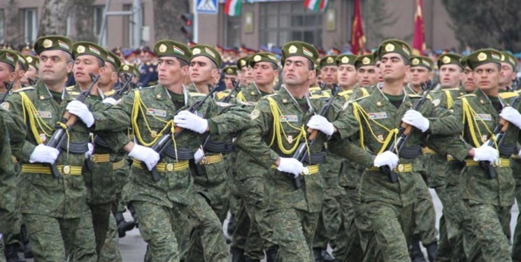 رژه نیروهای مسلح تاجیکستان در بیست و هفتمین سالگرد تأسیس