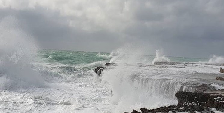 پنج‌شنبه تحت تاثیر توفان حاره‌ای دریا مواج و متلاطم است