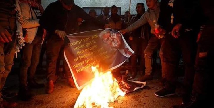 جوانان فلسطینی در اعتراض به معامله قرن، عکس ترامپ را آتش زدند