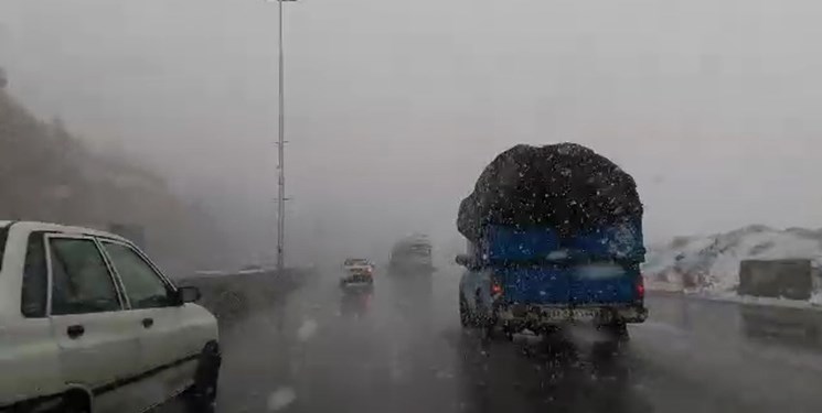 بارش سنگین برف در جادههای خراسان شمالی/ اسکان بیش از ۱۲۰۰ در راه مانده + فیلم