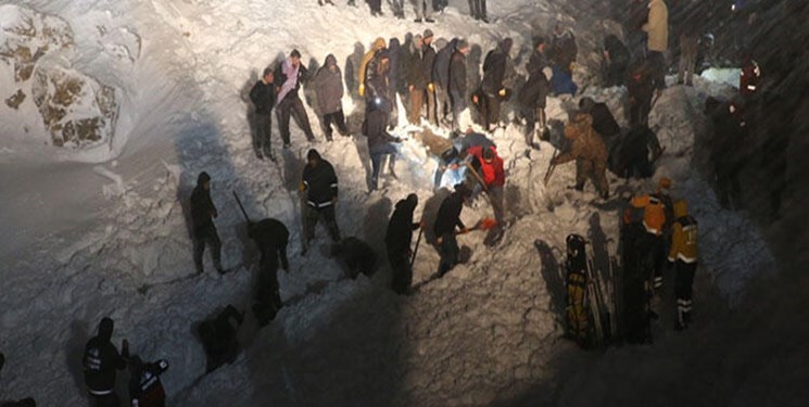 مینی‌بوسی با ۱۵ سرنشین در «وان» ترکیه زیر بهمن دفن شد