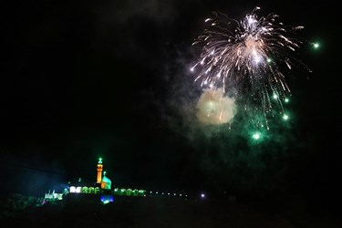 نورافشانی جشن انقلاب بر فراز کوه خضر نبی(ع) و در جوار گلزار شهدای گمنام