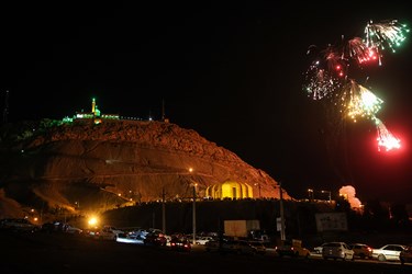 نورافشانی جشن انقلاب بر فراز کوه خضر نبی(ع) و در جوار گلزار شهدای گمنام