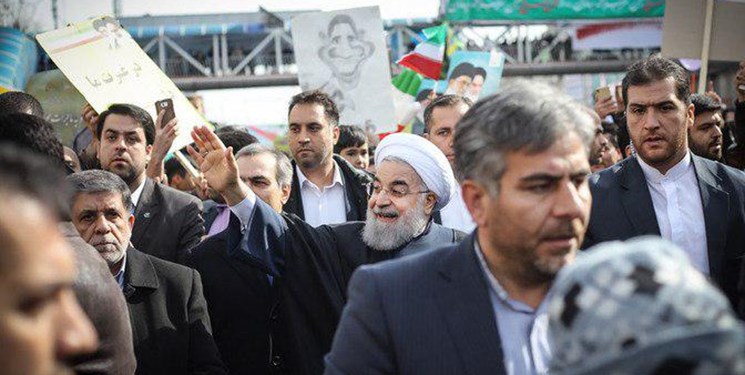 روحانی به جمع راهپیمایان یوم الله ۲۲ بهمن پیوست