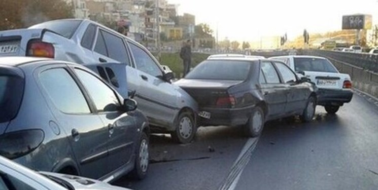 تصادف زنجیره‌ای 7 خودرو در مسیر«ارمغانخانه» زنجان/ 2 خودرو آتش گرفت