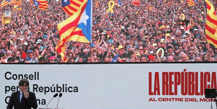 صدها هزار حامی استقلال کاتالونیای اسپانیا در جنوب فرانسه دست به تجمع زدند
