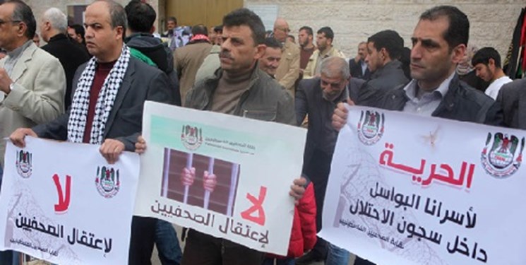 تجمع فلسطینیان به نشانه همبستگی با روزنامه‌نگاران در اسارت رژیم صهیونیستی