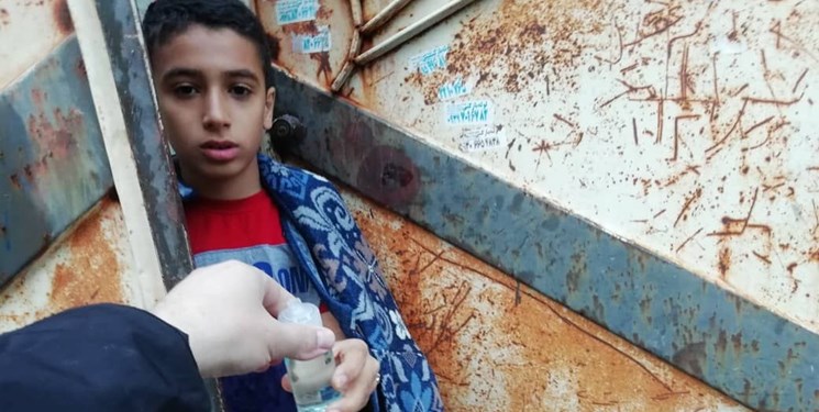 توزیع پک‌های بهداشتی در محلات محروم توسط جوانان مشهدی