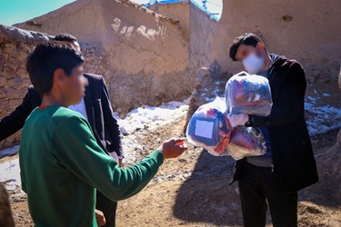 گزارش تصویری| اهداى كمک‌هاى مردمى به روستاهاى اطراف مشهد توسط خادمين گمنام جهادى