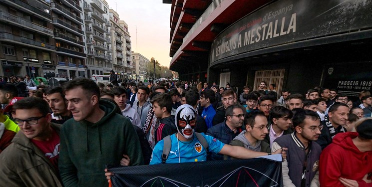 حضور و اعتراض گسترده هواداران والنسیا خارج از ورزشگاه مستایا+تصاویر