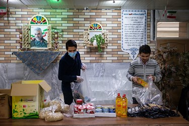 بسته بندی 200بسته خوراکی و بهداشتی توسط نوجوانان هیئت محبان الائمه (ع) دبیرستان ملاصدرا