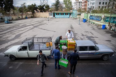 با حضور رانندگان جهادی، بارگیری و انتقال بسته های حمایتی ادامه پیدا کرد