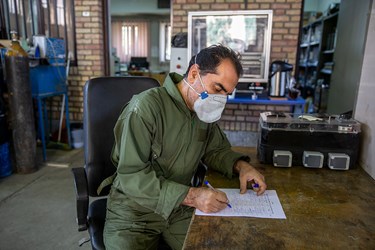 حسین فلاح تکنسین آزمایشگاه عملیات واحد محصولات خارج شده از کارگاه را در لیست یادداشت می کند.