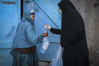 گروه جهادی بسته های حاوی ماسک و محلول ضد عفونی کننده را درب منازل تحویل می دهند.