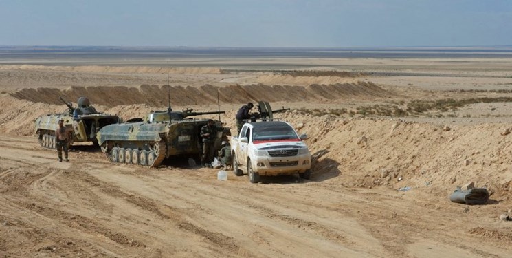 درگیری ارتش سوریه با تروریست‌های داعش در بیابان‌های «دیرالزور» و «حمص»