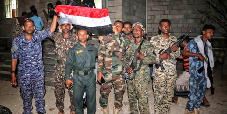 یمن| نیروهای مورد حمایت عربستان، نظامیان وابسته به امارات را از از پادگانی بیرون انداختند