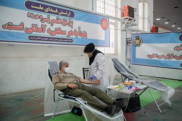 اهدای خون امیر سرتیپ دوم بهزاد موذنی رئیس اداره بهداشت و درمانی نزاجا