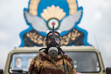 یکی از نیروهای جنگ بیولوژیکی در رژه خدمت نیروی هوایی ارتش در تهران 