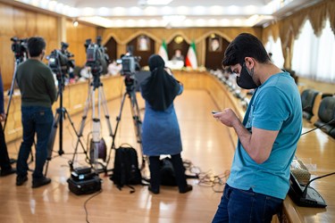 خبرنگاران با رعایت اصول ابلاغی بهداشتی، خبر خود را آماده میکنند