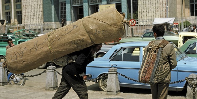 باربران و رفتگران بازار تهران به جای غذای نذری بسته معیشتی گرفتند +عکس