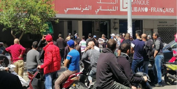 ادامه اعتراضات در لبنان با وجود کرونا؛ معترضان چند بانک را آتش زدند