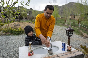 قرار دادن روشویی با رعایت دستورالعمل های بهداشتی جهت استفاده بازدیدکنندگان دشت لاله ها روستای کُندُر